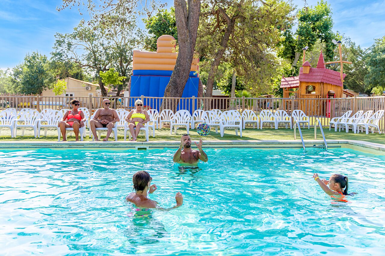 Piscine ext�rieure, baigneurs et jeux gonflables au camping VAGUES OCEANES Monte Cristo � Vauvert (30).