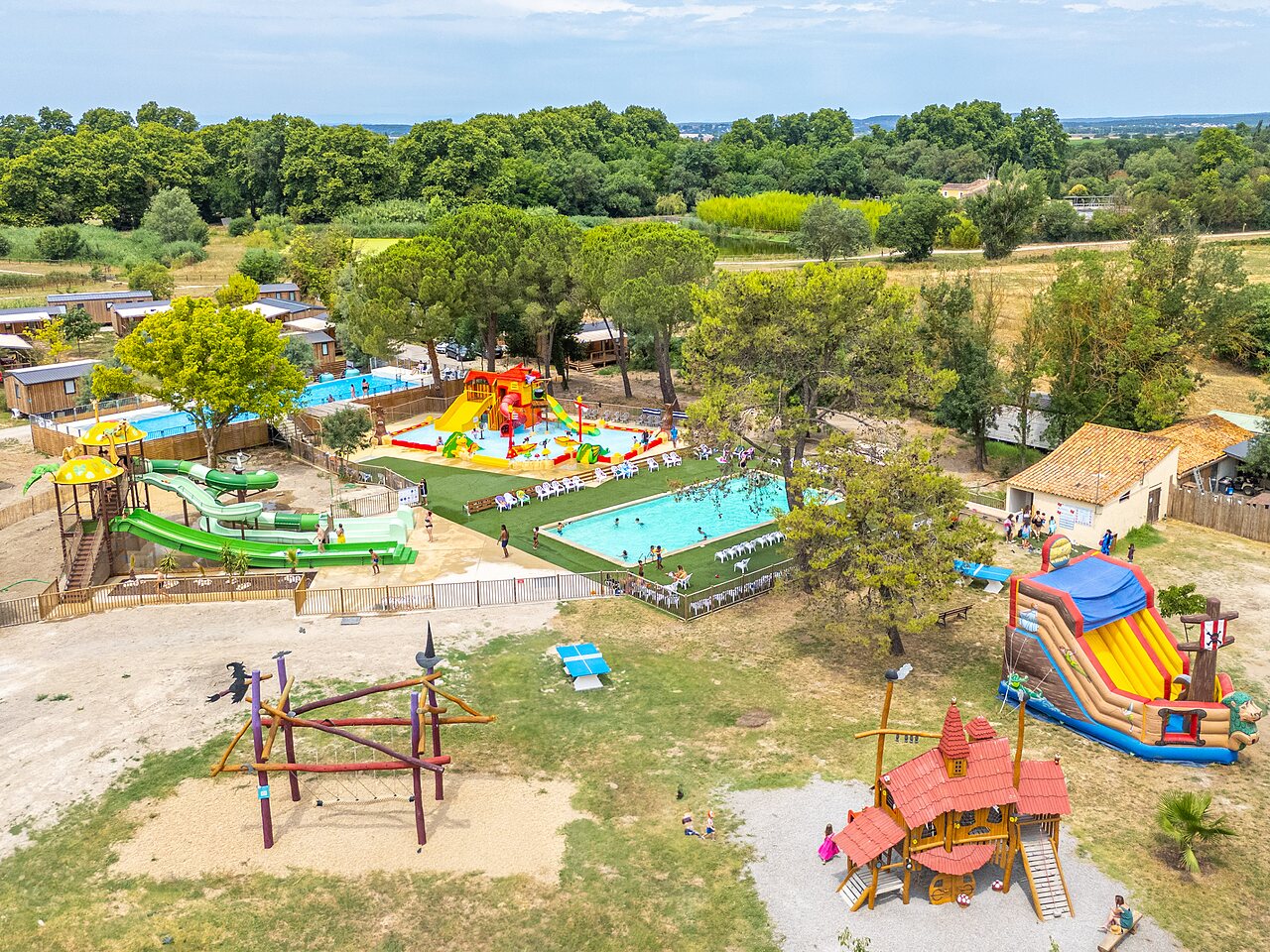 Piscines, toboggans aquatiques et jeux au camping VAGUES OCEANES Monte Cristo � Vauvert (30).