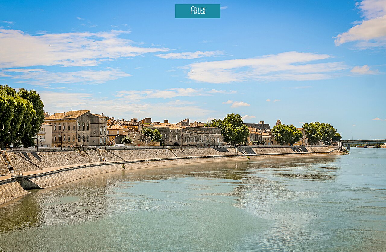 Rives du Rh�ne et b�timents historiques � Arles, ville � visiter en Provence.