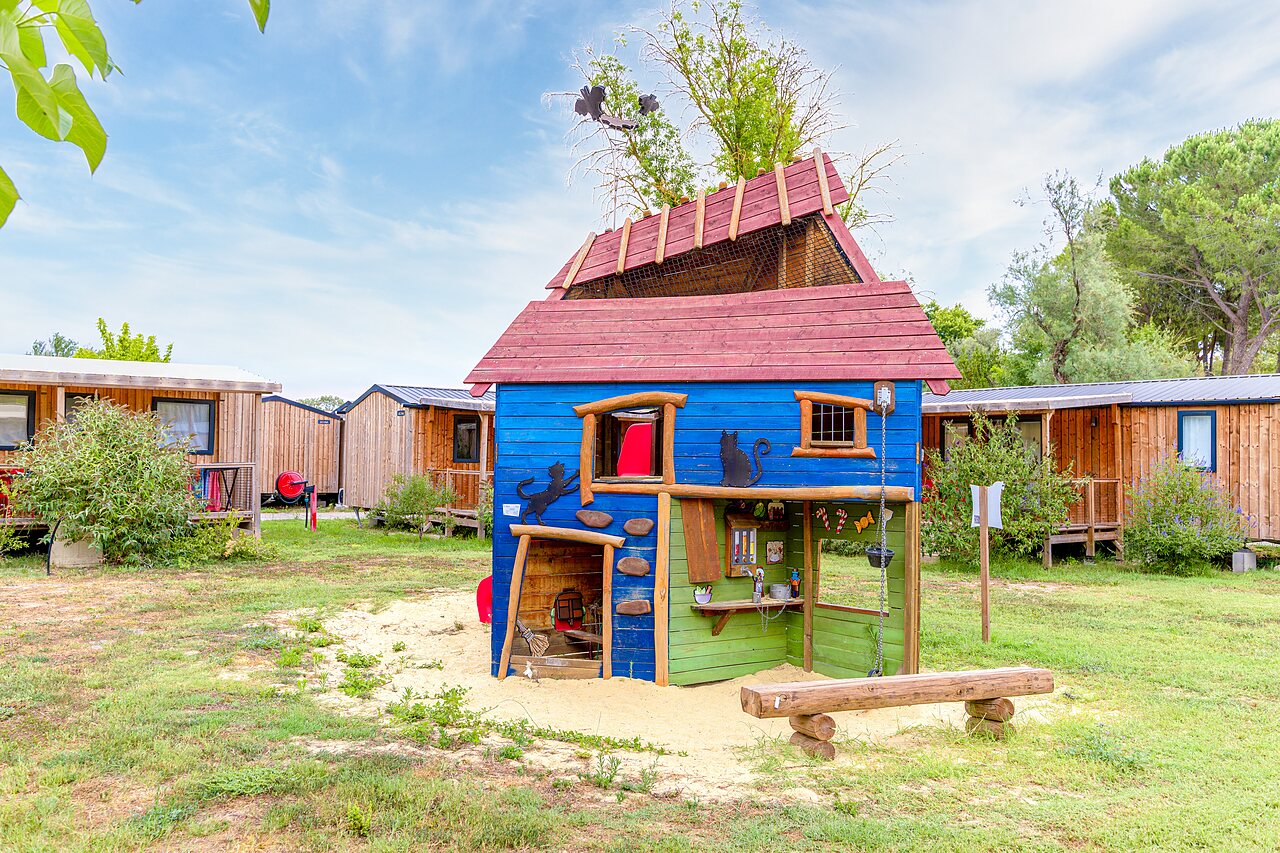 Maisonnette de jeux color�e et Mobil-homes au camping VAGUES OCEANES Monte Cristo � Vauvert (30).