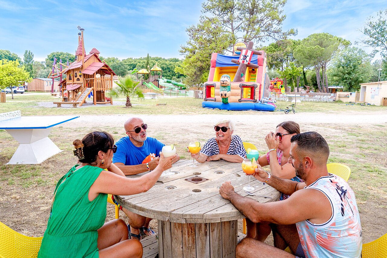 Adultes, boissons, aire de jeux au camping VAGUES OCEANES Monte Cristo � Vauvert (30).