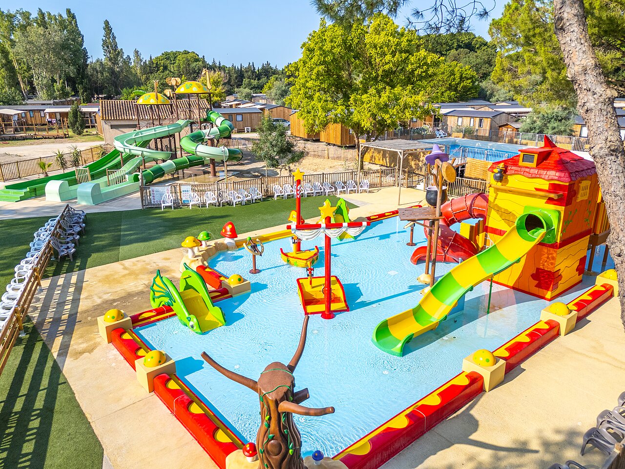 Parc aquatique avec toboggans g�ants et pataugeoire ludique au camping VAGUES OCEANES Monte Cristo � Vauvert (30).