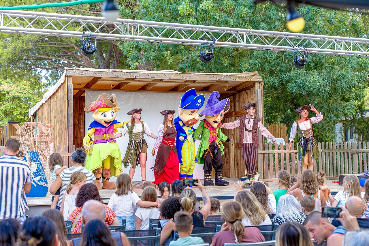 Spectacle de mascottes et pirates sur sc�ne pour les vacanciers au camping VAGUES OCEANES Monte Cristo � Vauvert (30).
