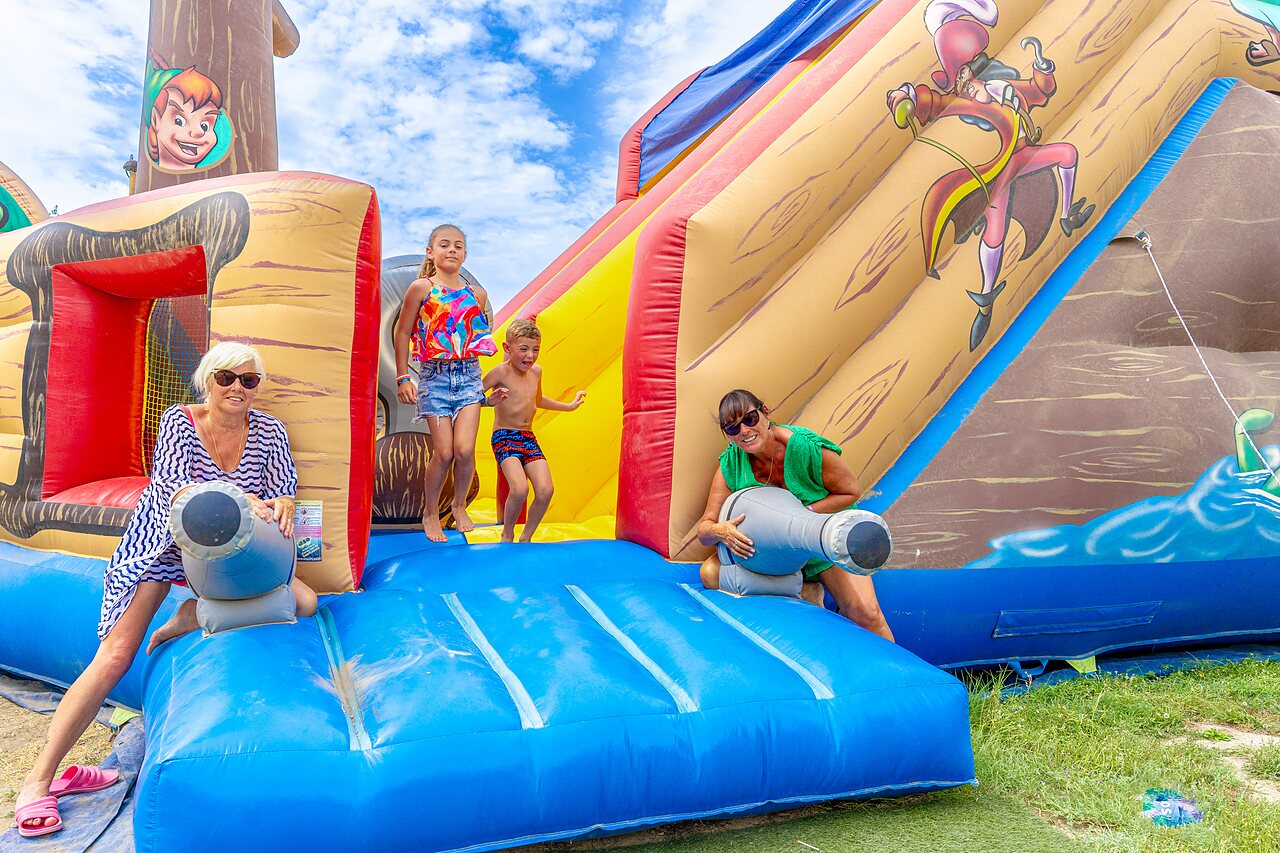 Structure gonflable pirate, toboggan au camping VAGUES OCEANES Monte Cristo � Vauvert (30).