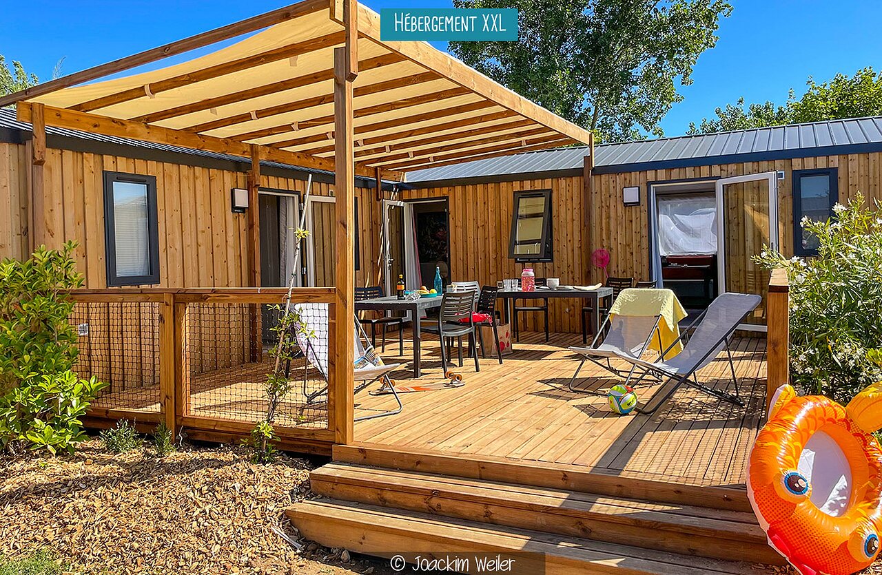 Mobil-home XXL, terrasse ombrag�e, mobilier ext�rieur au camping VAGUES OCEANES Monte Cristo.