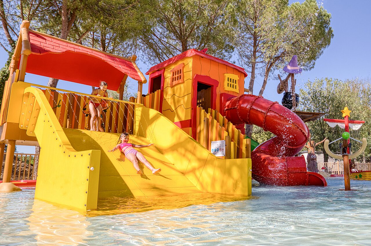 Toboggans aquatiques au camping VAGUES OCEANES Monte Cristo � Vauvert (30).