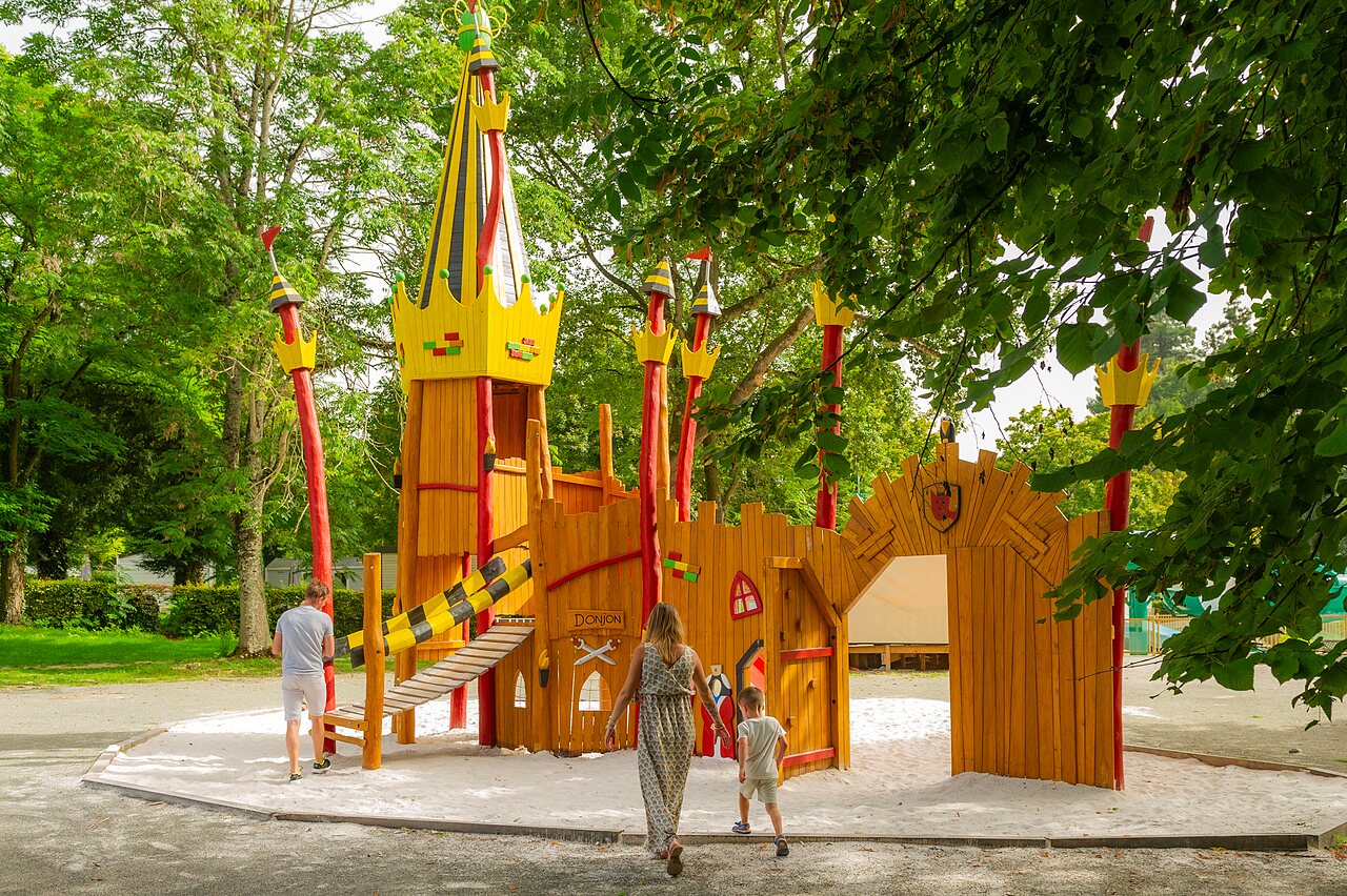 Aire de jeux ch�teau en bois pour enfants au camping CAPFUN Montsabert � COUTURES (49).