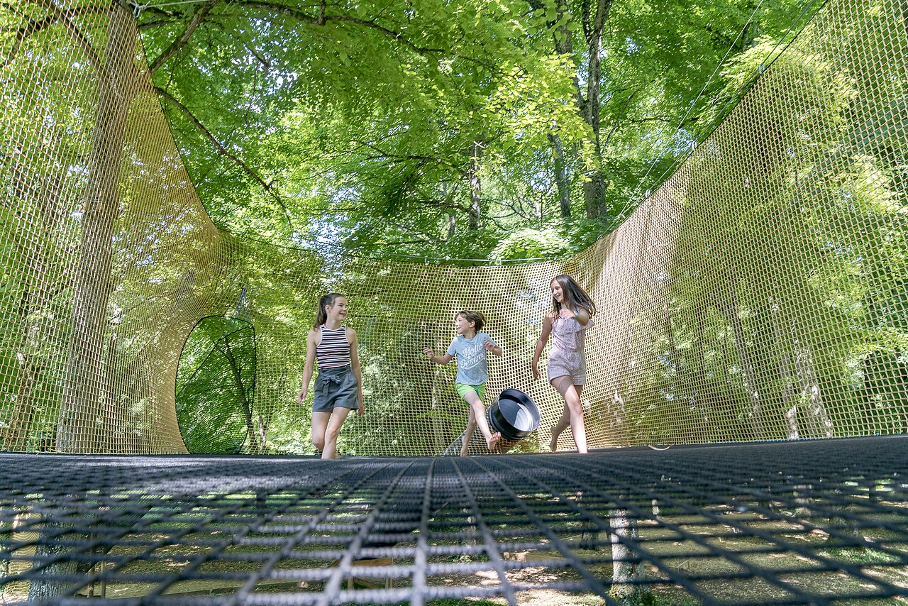 Filets suspendus pour enfants dans les arbres au camping CAPFUN Montsabert.