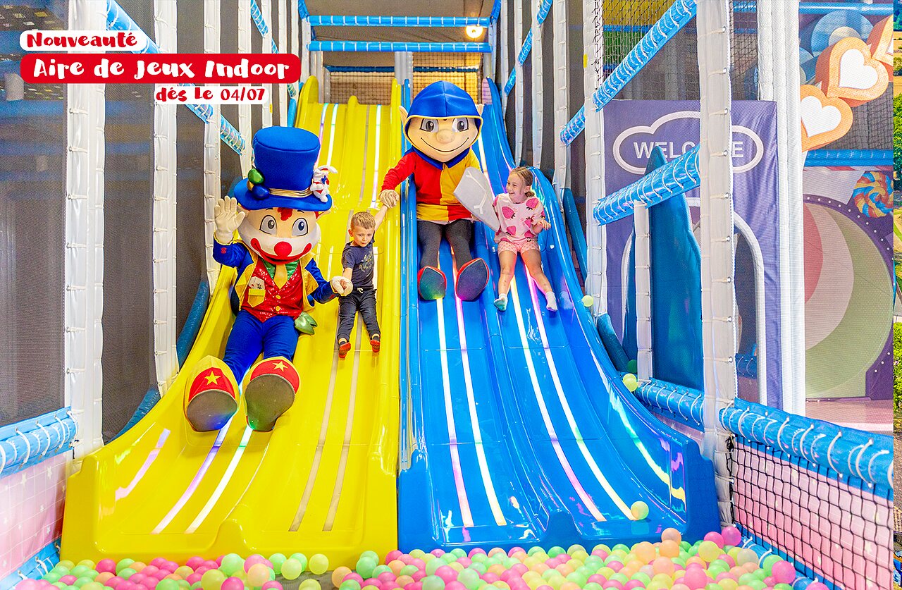 Aire de jeux indoor avec toboggans, mascotte et enfants au camping CAPFUN Montsabert � COUTURES (49).