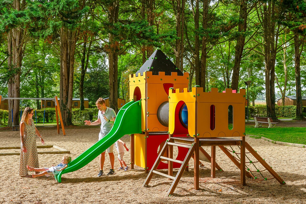 Ch�teau de jeux, toboggan, enfants et parents au camping CAPFUN Montsabert � COUTURES (49).