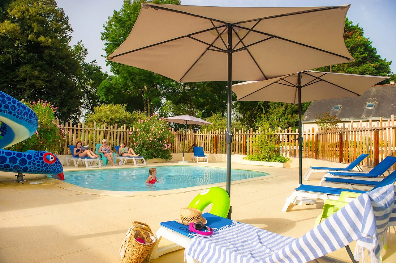 Piscine ext�rieure avec toboggan serpent et transats au camping CAPFUN Montsabert � COUTURES (49).