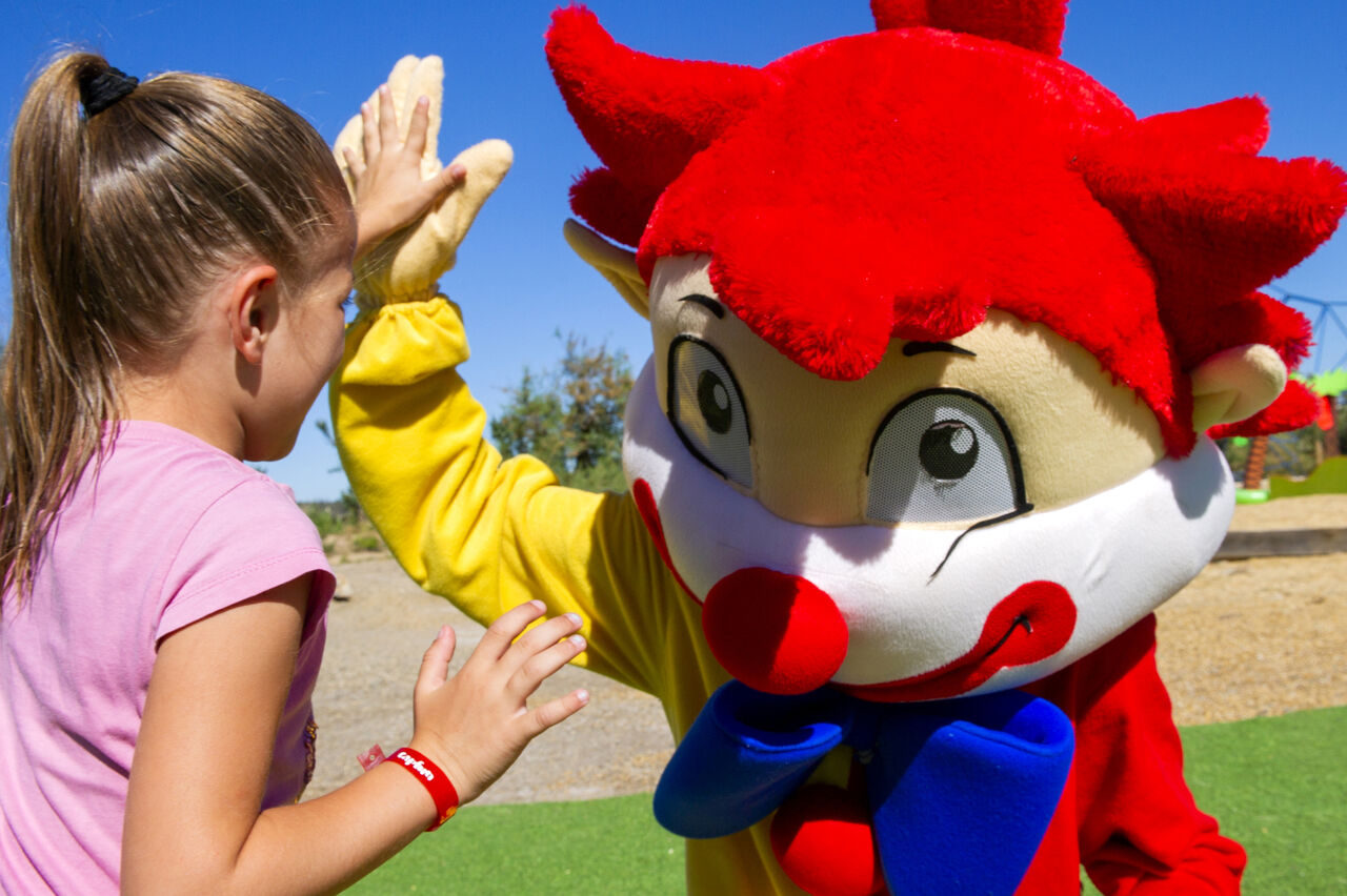 Mascotte Capfun et enfant high-five, animation au camping CAPFUN Montblanc Park (43).