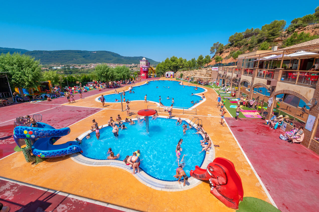 Piscines ext�rieures, toboggans et jeux aquatiques au camping CAPFUN Montblanc Park � Montblanc (43).
