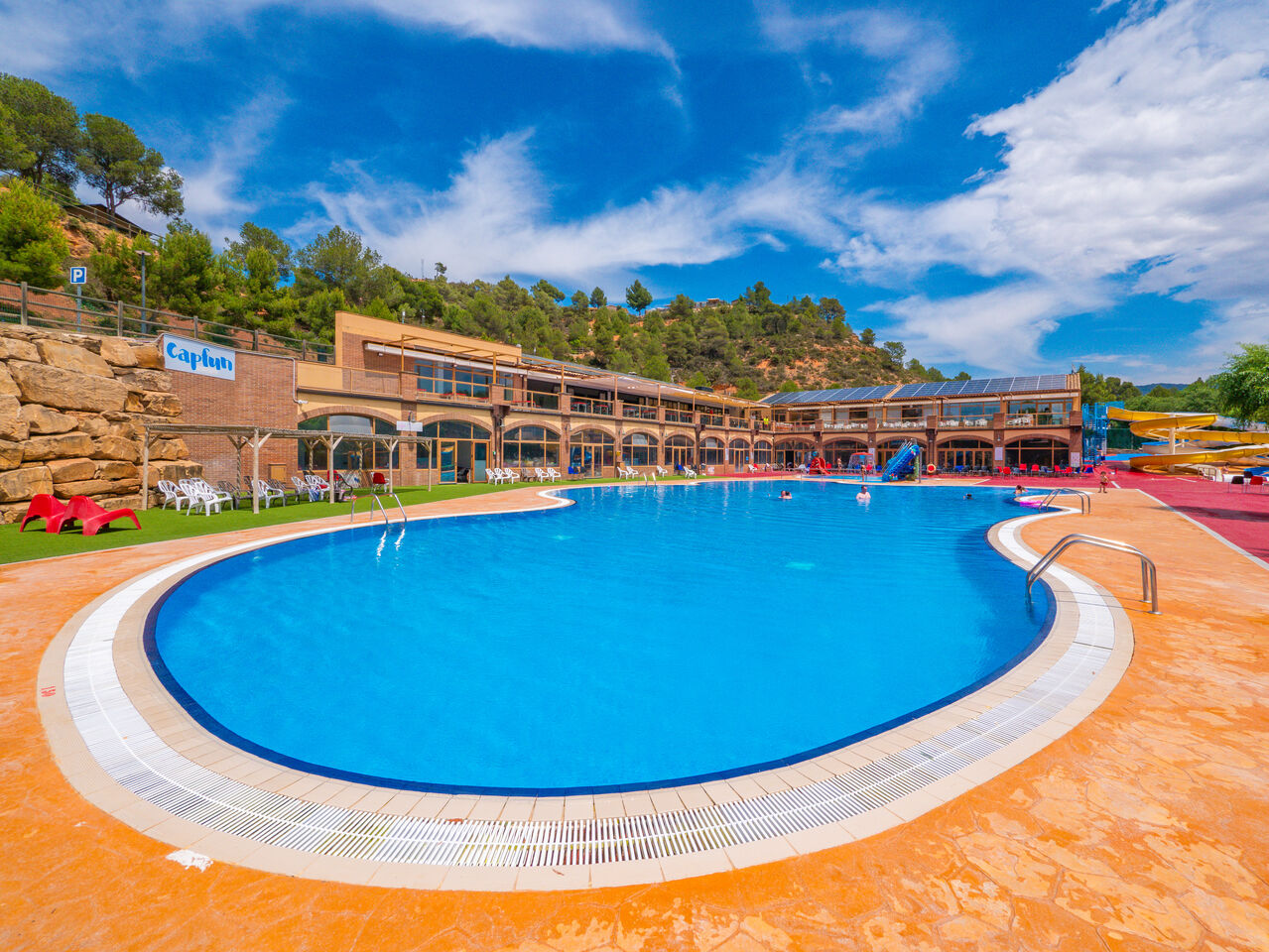 Piscine ext�rieure, toboggans, et b�timent principal au camping CAPFUN Montblanc Park � Montblanc (43).