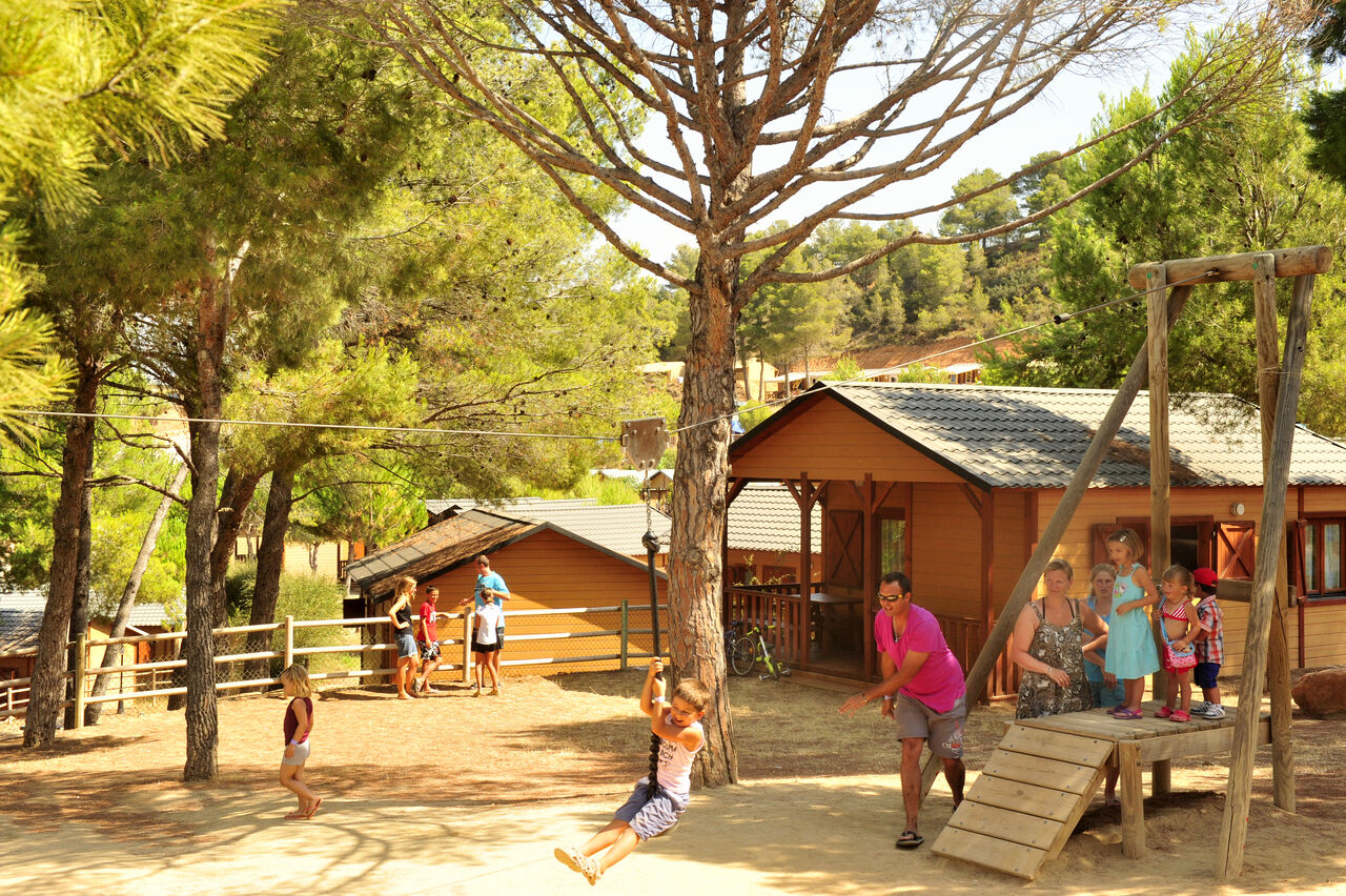 Enfants sur tyrolienne, Mobil-homes en bois au camping CAPFUN Montblanc Park � Montblanc (43).