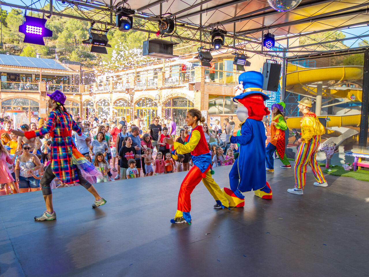 Spectacle d'animation color� avec toboggan au camping CAPFUN Montblanc Park � Montblanc (43).