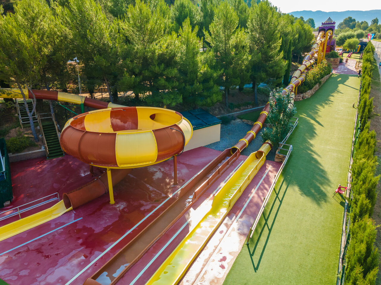 Toboggans aquatiques g�ants et aire de jeux d'eau au camping CAPFUN Montblanc Park � Montblanc (43).