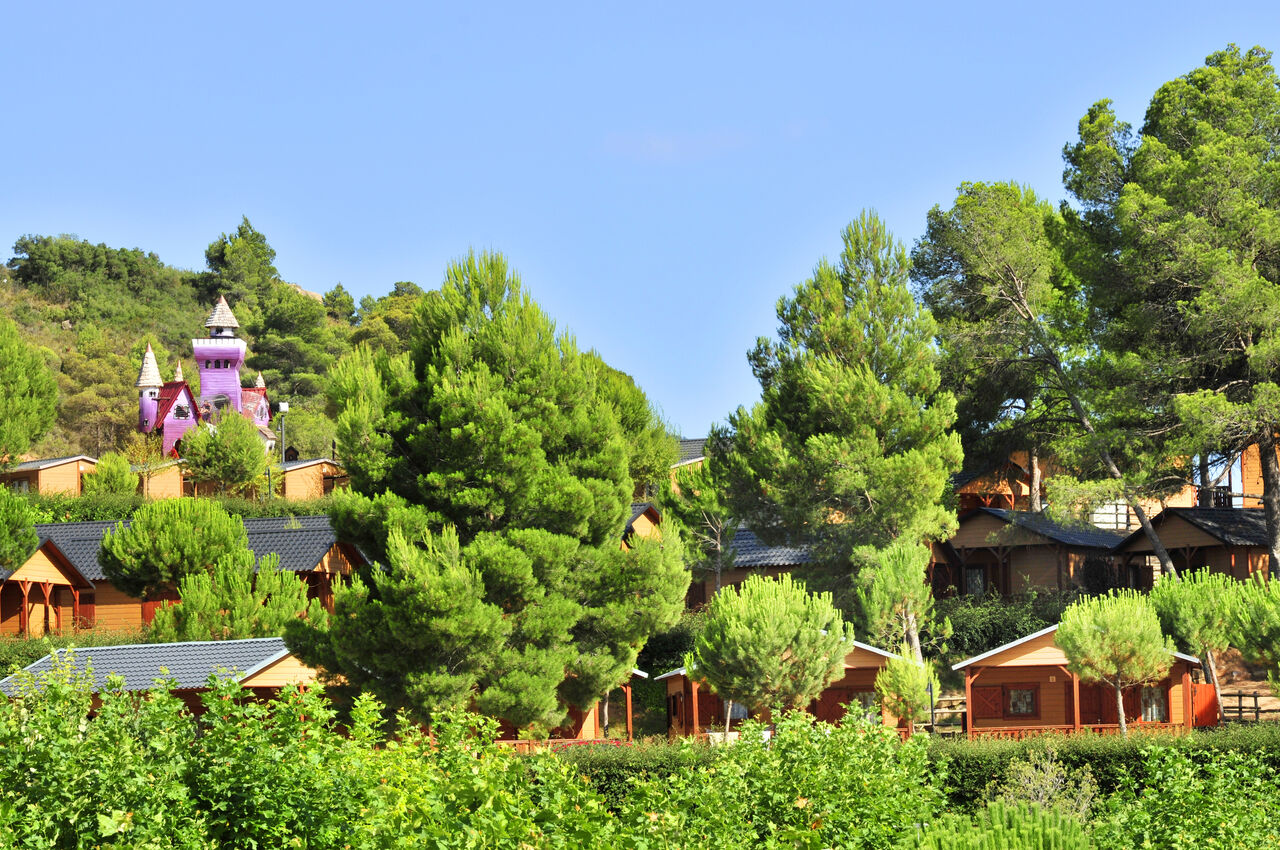 Mobil-homes en bois, nature verdoyante, ch�teau du camping CAPFUN Montblanc Park � Montblanc (43).