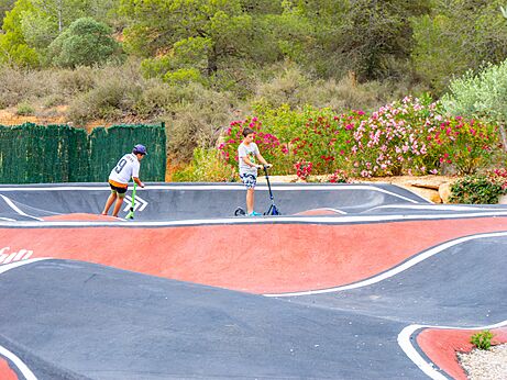 Pump track moderne pour trottinettes et v�los au camping CAPFUN Montblanc Park.