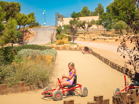 Piste de karts à pédales pour enfants au camping CAPFUN Montblanc Park à Montblanc (43).