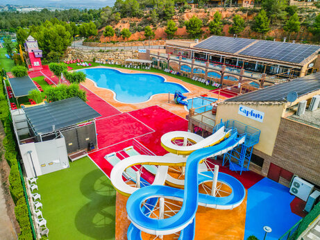 Piscine extérieure et toboggans aquatiques, vue aérienne au camping CAPFUN Montblanc Park (43).