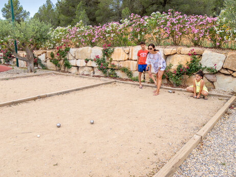 Famille jouant pétanque au camping CAPFUN Montblanc Park à Montblanc (43).