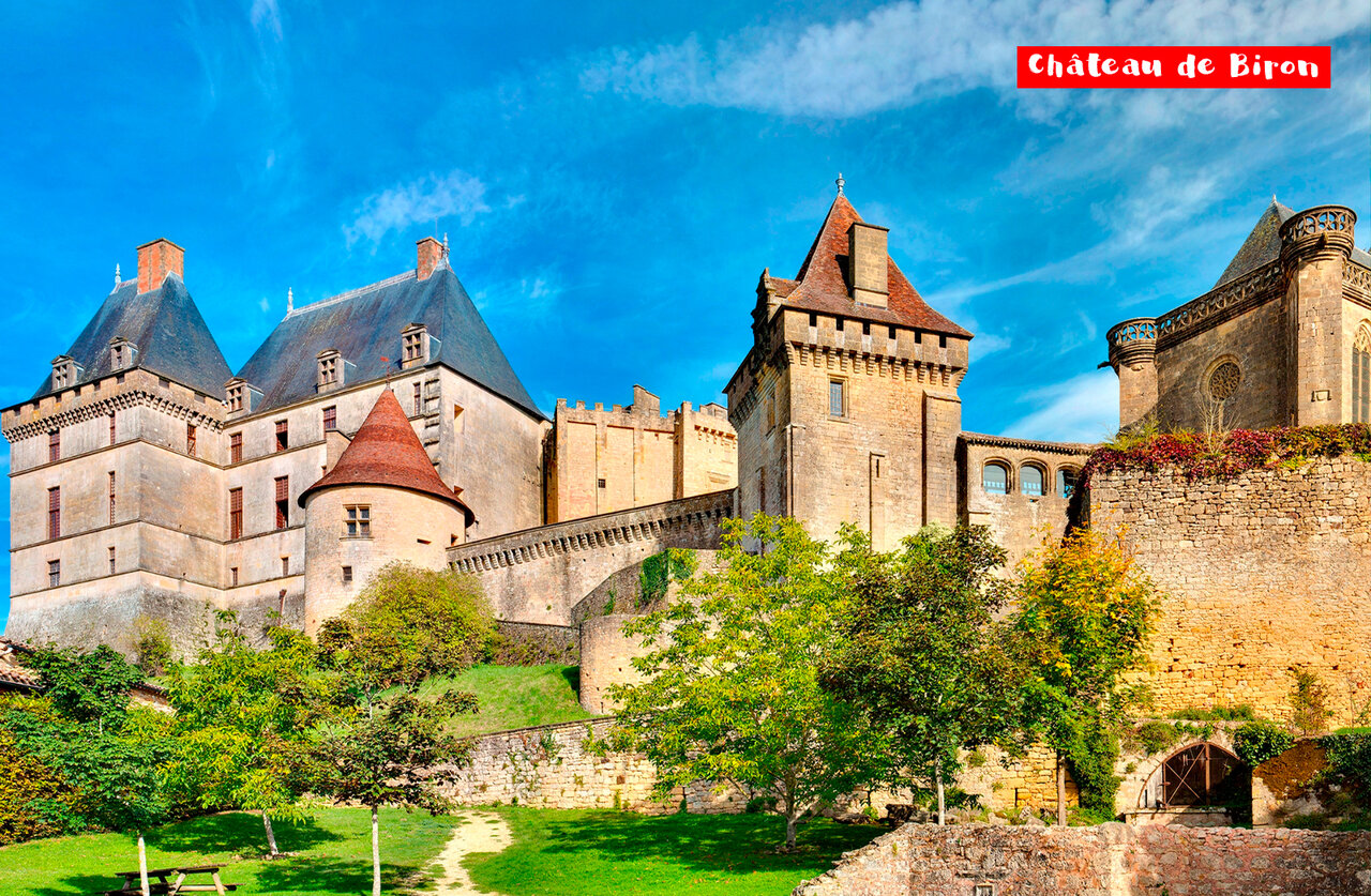 Ch�teau de Biron, monument historique � visiter en Dordogne, Nouvelle-Aquitaine.