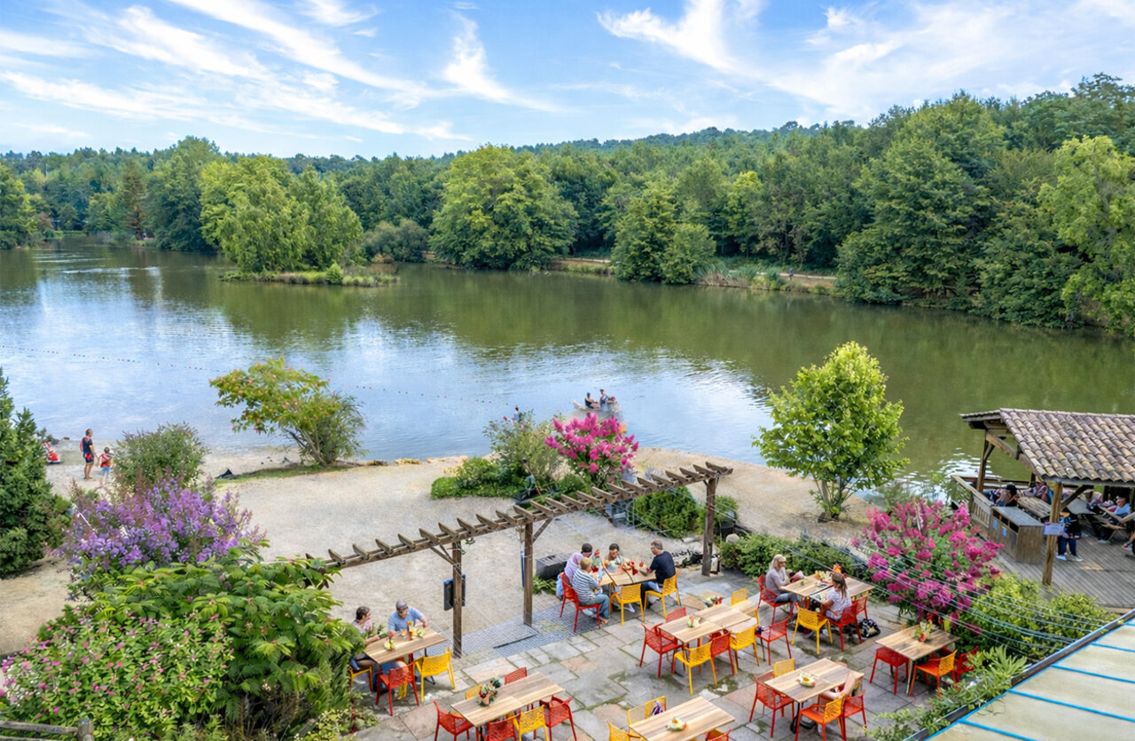 Terrasse restaurant au bord du lac avec activit�s nautiques au camping CAPFUN Moulinal � BIRON (24).