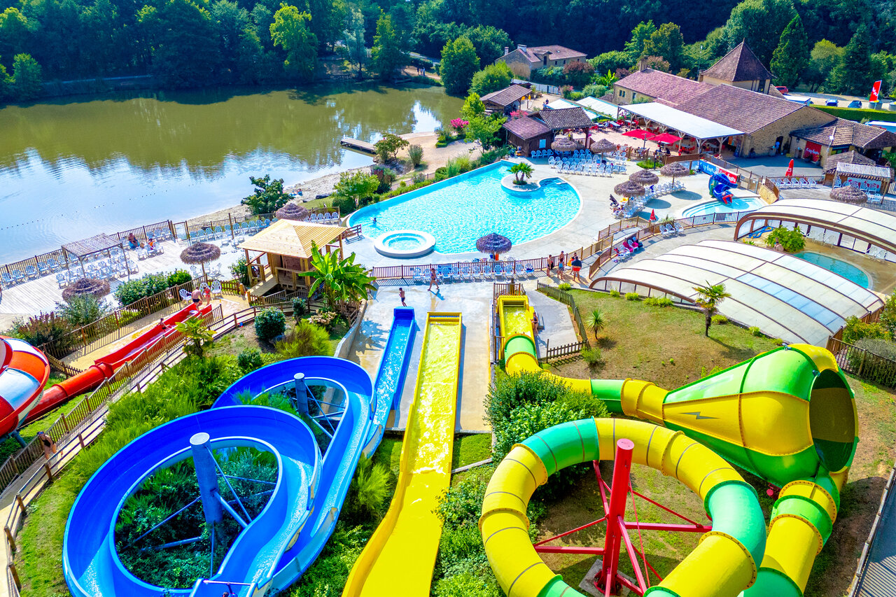 Parc aquatique avec toboggans, piscine et lac au camping CAPFUN Moulinal � BIRON (24).