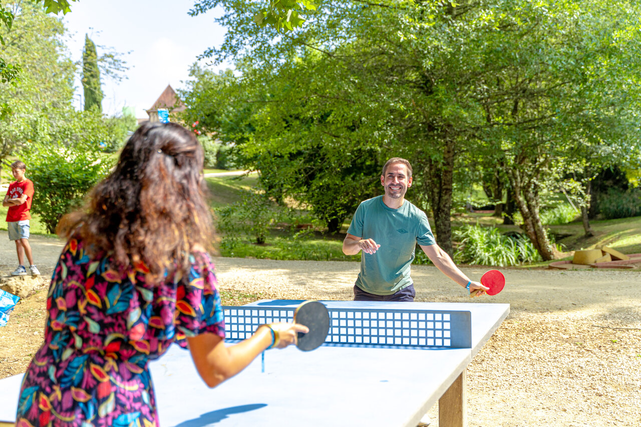 Partie de tennis de table en plein air au camping CAPFUN Moulinal � BIRON (24).