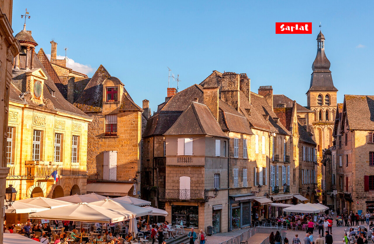 Place historique anim�e de Sarlat-la-Can�da, ville m�di�vale � visiter en Dordogne.