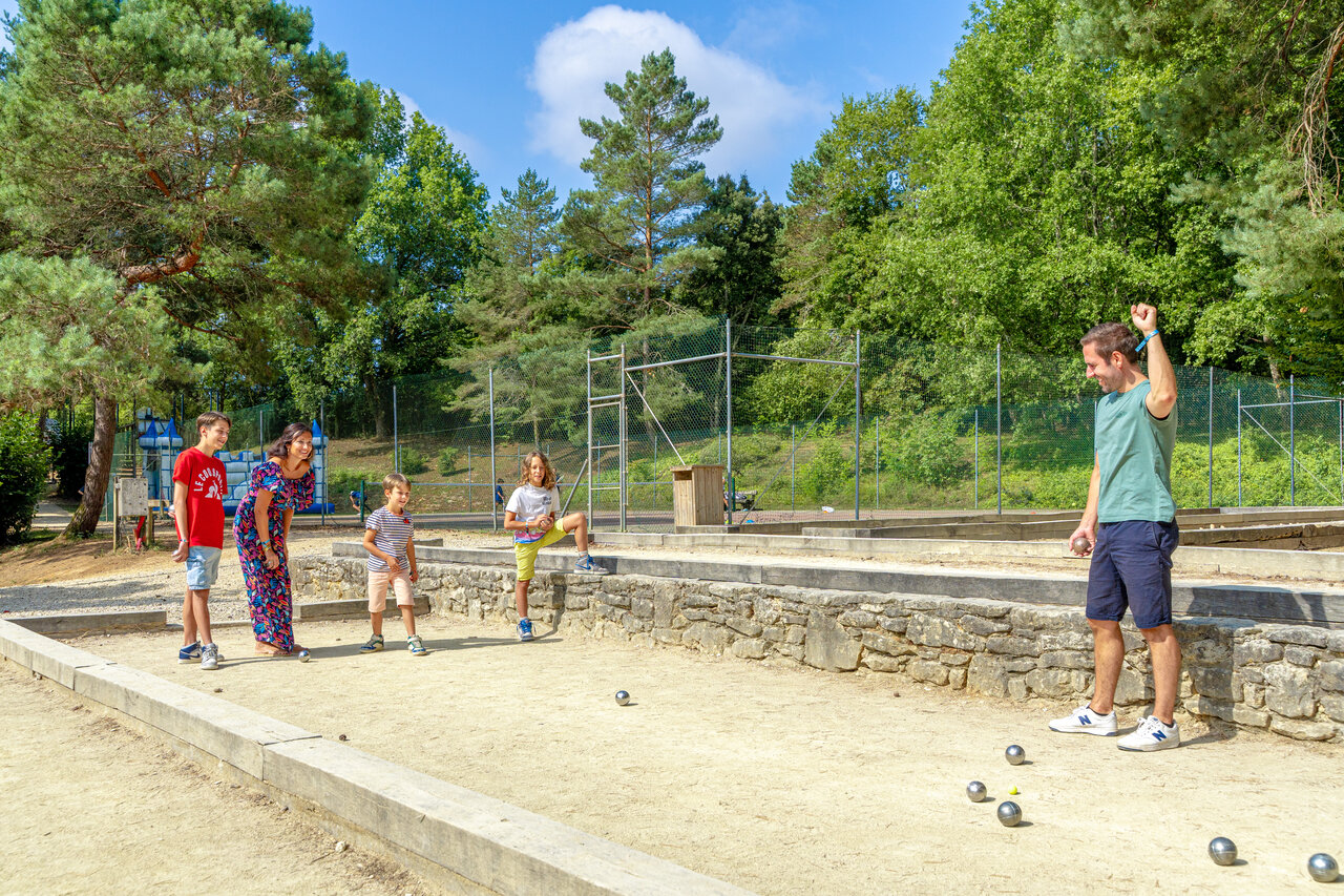 Famille jouant � la p�tanque sur le terrain au camping CAPFUN Moulinal � BIRON (24).
