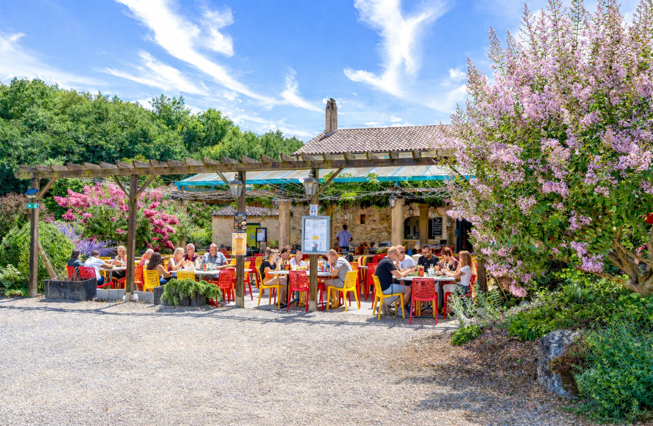 Restaurant ext�rieur et bar ombrag� au camping CAPFUN Moulinal � BIRON (24).