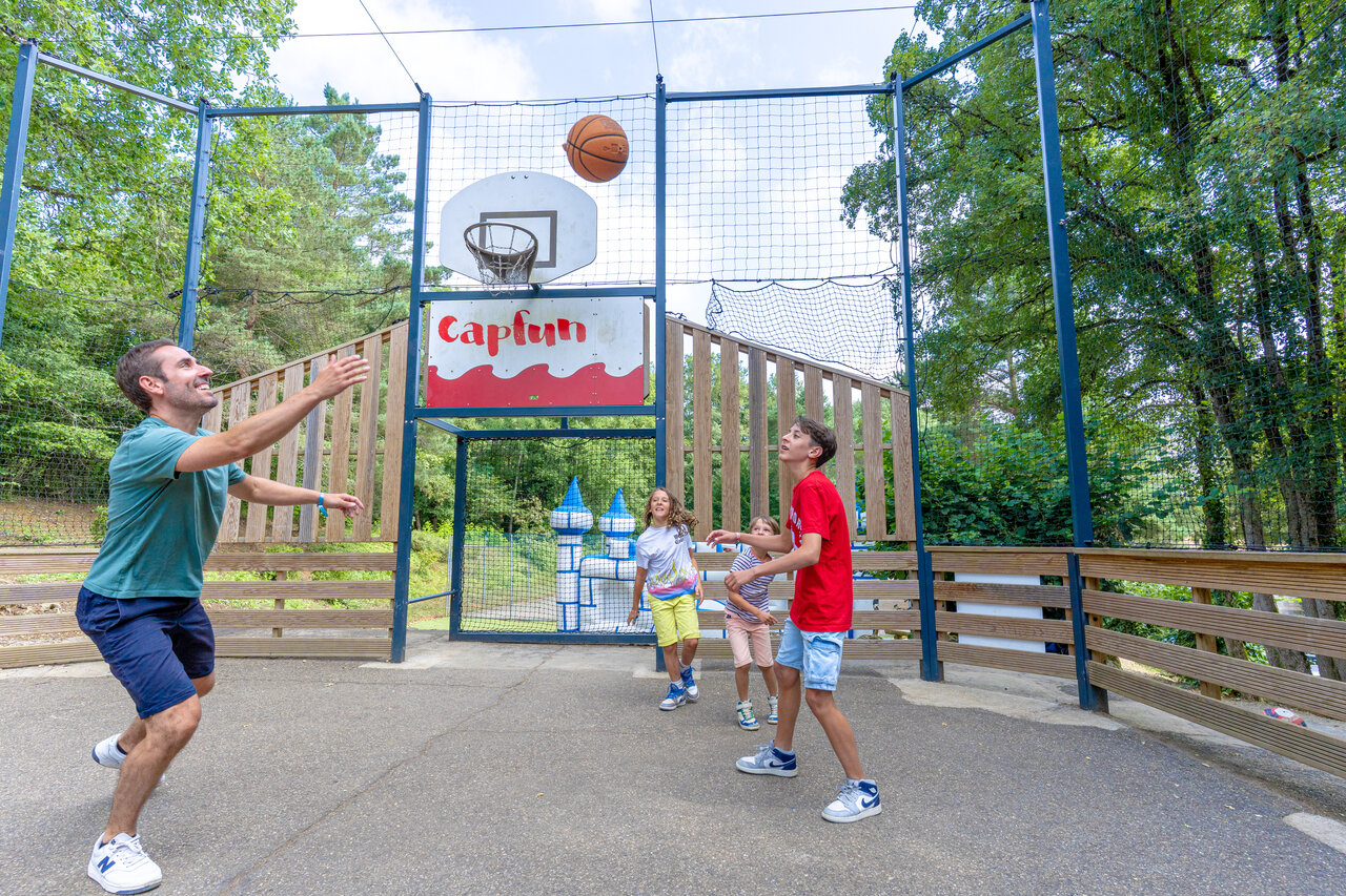Terrain de basketball avec famille jouant au camping CAPFUN Moulinal � BIRON (24).