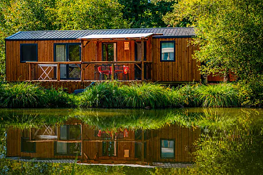 Mobil-home en bois avec terrasse au bord de l'eau, CAPFUN Moulinal BIRON.