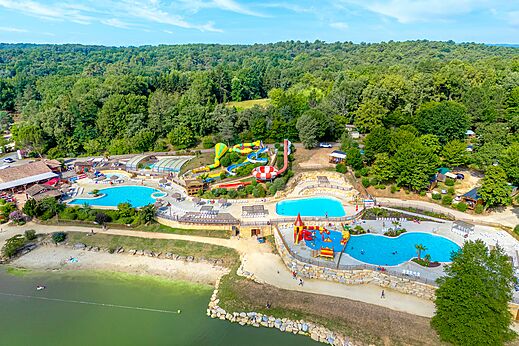 Vue aérienne du parc aquatique, piscines et toboggans au camping CAPFUN Moulinal à BIRON (24).