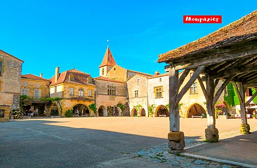 Place centrale de la bastide de Monpazier, un village médiéval du Périgord.