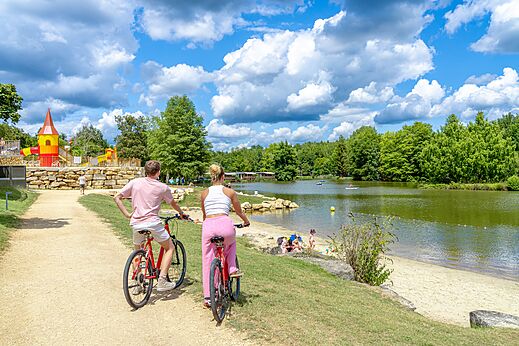 Lac, plage, activités nautiques, vélos au camping CAPFUN Moulinal à BIRON (24).