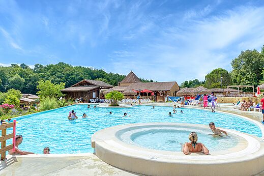Grande piscine extérieure avec jacuzzi et baigneurs au camping CAPFUN Moulinal à BIRON (24).