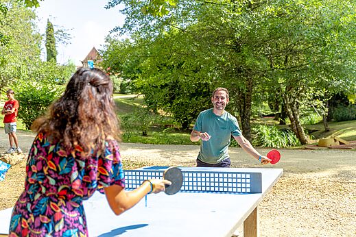 Partie de tennis de table entre adultes au camping CAPFUN Moulinal à BIRON (24).
