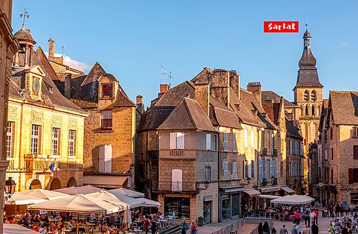 Place historique animée de Sarlat-la-Canéda, ville médiévale en Dordogne, Nouvelle-Aquitaine.