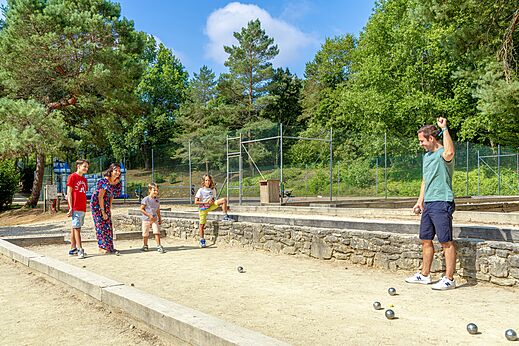 Terrain de pétanque avec famille jouant au camping CAPFUN Moulinal à BIRON (24).