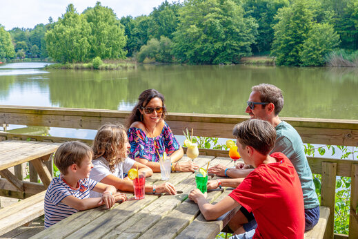 Famille avec boissons sur terrasse du bar au camping CAPFUN Moulinal � BIRON.
