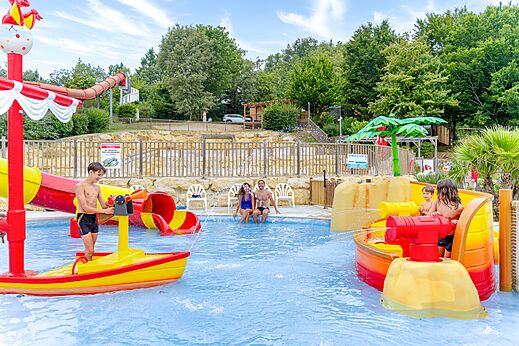 Espace aquatique avec piscine, jeux d'eau et toboggan au camping CAPFUN Moulinal à BIRON (24).