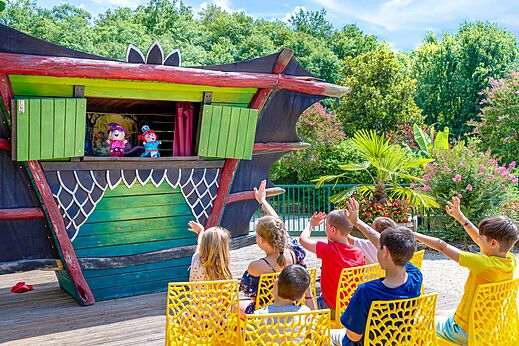 Spectacle de marionnettes pour enfants en plein air au camping CAPFUN Moulinal à BIRON (24).