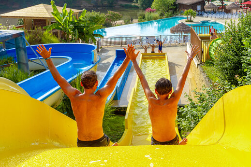 Toboggans aquatiques et piscine ext�rieure au camping CAPFUN Moulinal � BIRON (24).