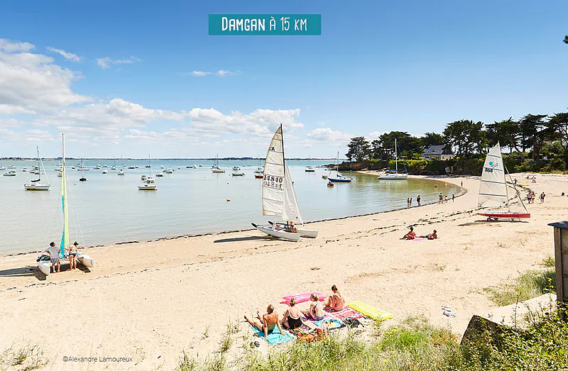 Plage de Damgan avec bateaux et baigneurs, lieu � visiter pr�s du camping.