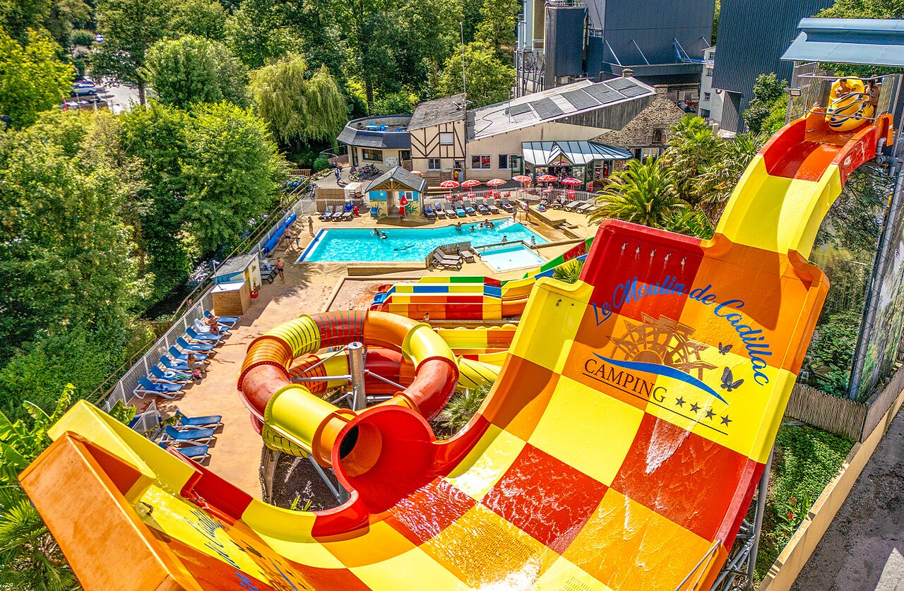 Grands toboggans aquatiques et piscine au camping VAGUES OCEANES Moulin de Cadillac (56).