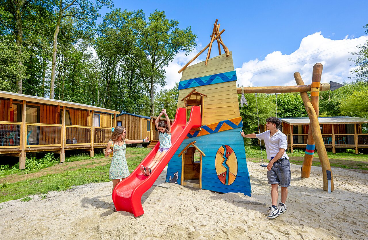 Aire de jeux avec toboggan et Mobil-homes au camping VAGUES OCEANES Moulin de Cadillac.