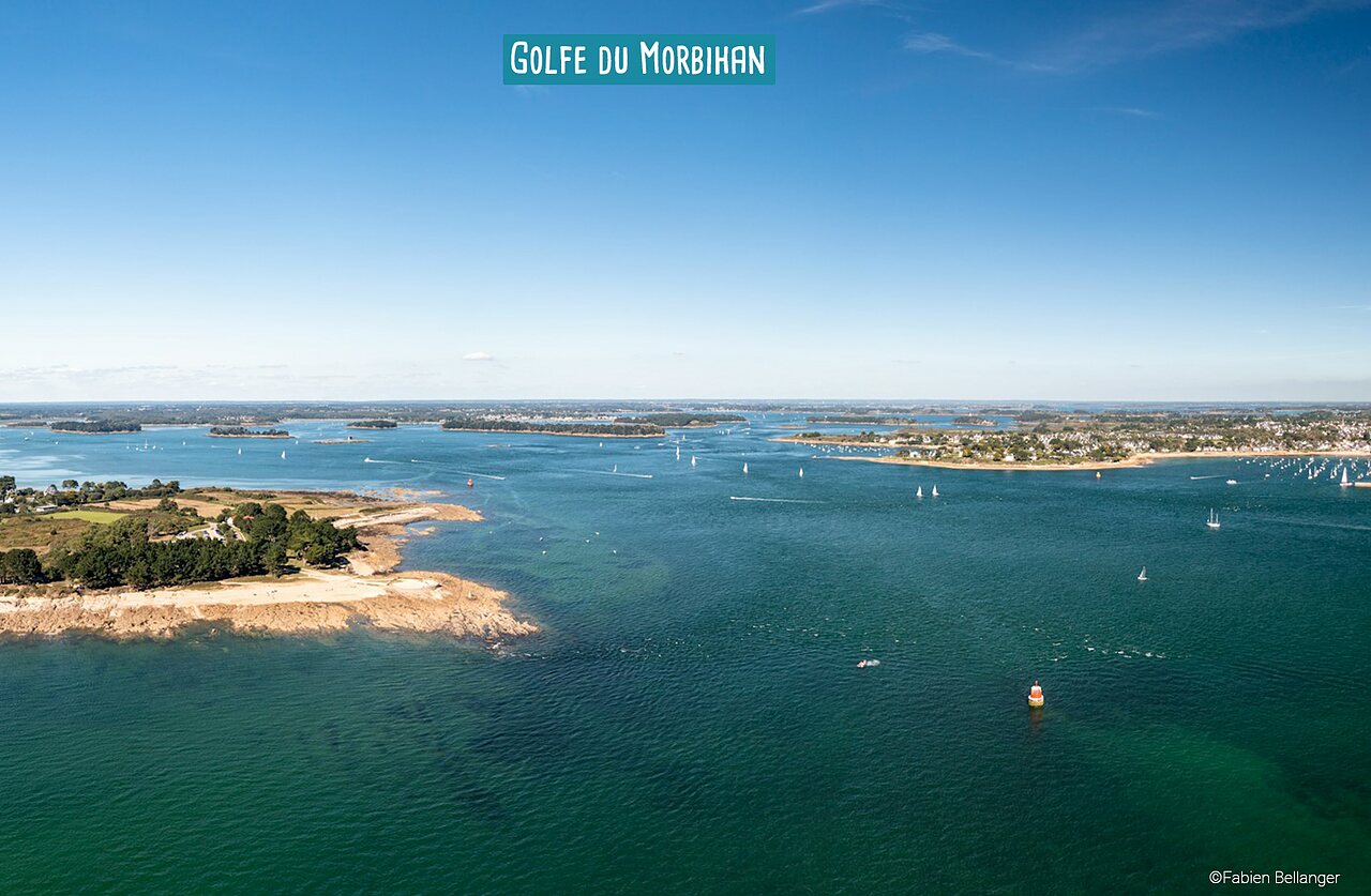 Golfe du Morbihan, paysage marin avec �les et voiliers, lieu � visiter en Bretagne.